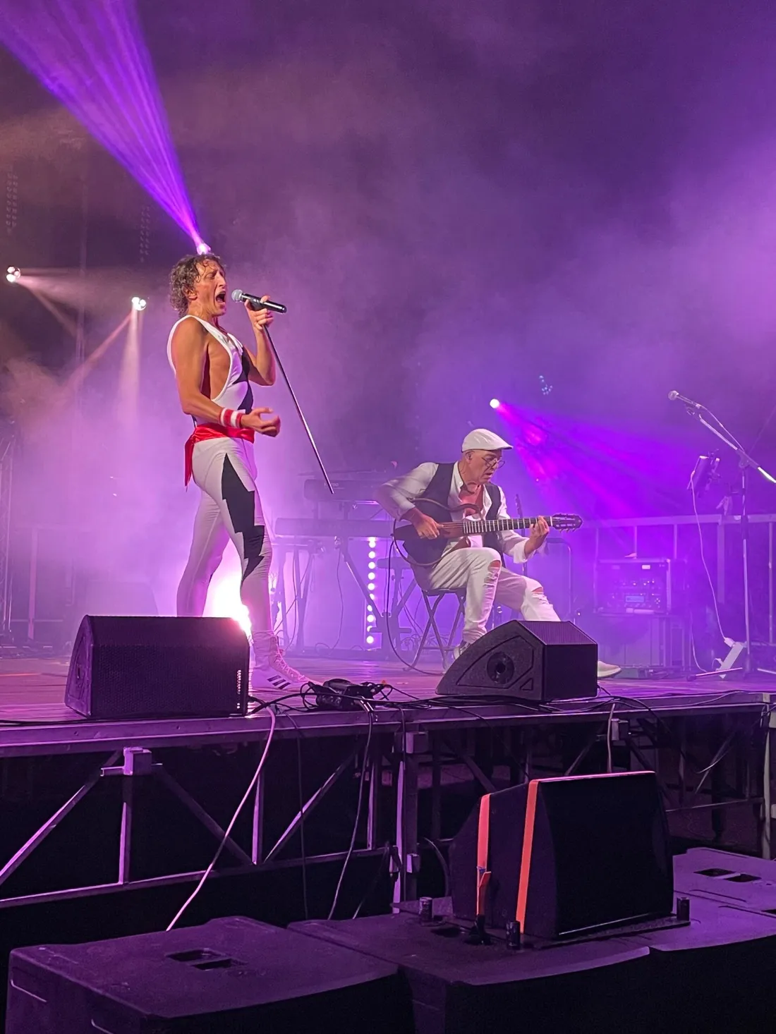 Il cantante e il chitarrista in un mare di luce viola