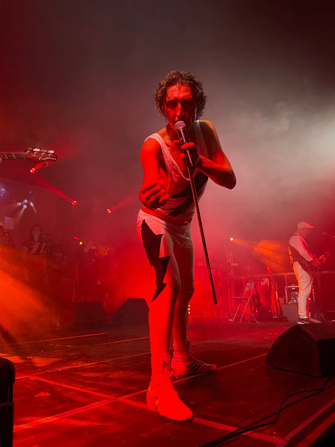 Daniele al microfono, avvolto dalla luce rossa del palco